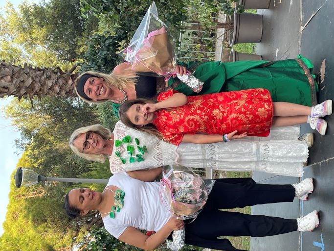 Chantal offre les fleurs Chantal offre les fleurs